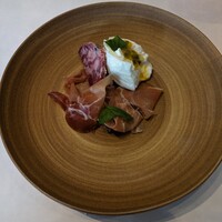 舵 - イベリコ豚のサラミと生ハム、マスカルポーネ添え