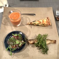 楽の蔵　レストランChez tomo. - ①アミューズ(トマトとバジルのガスパチョ、キッシュロレーヌ、イサキのカルパッチョ、山女魚のムニエル)