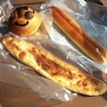 プース - アンパンマンのパンは餡が入っています^_^あとはチーズのパリパリしたパンと練乳サンドです。