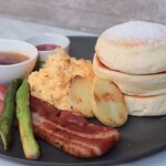 GINZA Cafe Hanon - エッグ＆ミートパンケーキ(特大ソーセージ）