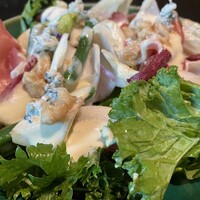 TRATTORIA CREATTA - 葉野菜とじゃが芋 生ハム アンディーブのサラダ クルミとゴルゴンゾーラのソース