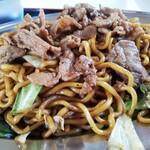 石家 - 豚肉入り焼きそば 550円、大盛 100円