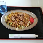 石家 - 豚肉入り焼きそば 550円、大盛 100円