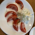 備長炭火ホルモン焼 しちりん - トマトチーズサラダ