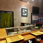 しほう田 - スポットライトが注ぐ、シックなカウンター席