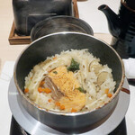 お出汁で食べる串かつと釜めしの専門店 ぎん庵 - 鮭といくらの釜飯