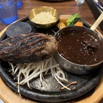 炭火ハンバーグ 肉焼き亭 - ハンバーグと黒カレー、大根とレモンのソース