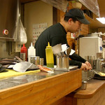 Okonomiyaki Mori - 私が小さな鉄板で焼き上げます。