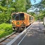 赤い屋根の喫茶店 駅舎 - お店は芦野公園駅のプラットホームに直結している。時刻になると津軽鉄道が見られるよ。
