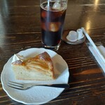 赤い屋根の喫茶店 駅舎 - ケーキセット。ケーキはりんごのパウンドケーキ。しっとり生地にりんごのシャクシャクとした食感。甘酸っぱくて爽やかな仕上がりだ。珈琲も香り豊かで旨い。