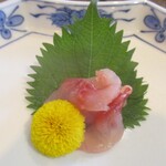 柳家 - 鯉のお造り。辛子酢味噌でいただきます。