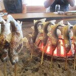 柳家 - 天然鮎とアマゴが囲炉裏でじっくりと焼かれていきます。