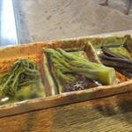 柳家 - 口取り：オカヒジキ、タラの芽、ワラビ。