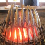 柳家 - 郡上の天然 若鮎の一夜干し（丸干し）：郡上の天然若鮎を一夜干しして、旨みが凝縮しています。