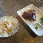柳家 - 矢作川の天然うなぎ 蒲焼きと、鰻のタレをかけた白飯。