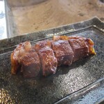 柳家 - 鹿ロース肉をいただきます。どのジビエも、柳家さんの 秘伝のタレが よく合いますネ！