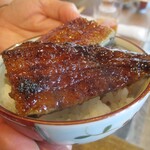 柳家 - 矢作川の天然うなぎ蒲焼き：蒲焼きを鰻のタレがかかった白飯の上にのせて 鰻小丼にして楽しみました。