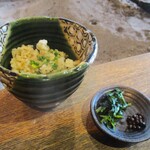 柳家 - 山菜の炊き込み御飯。水菜の漬物と山椒の実を添えてあります。 山椒の実に痺れます痺れます。（嬉！）♬♪