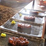 柳家 - 焼きあがった鹿ロース肉の串を抜き、ハサミで一口サイズにカットしていきます。