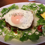 ALOHA ANGEL CAFE - ロコモコ。ハンバーグはチーズインだった。