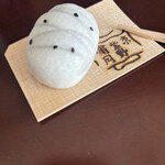 嘯月 - 「五月雨」上よう饅頭はどこにでもある祭礼用白饅頭ですが、ランダムな線とゴマで雨降りの様子を表現してるのがすごい！