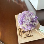 嘯月 - 「朝のつゆ」紫陽花に朝露が乗った姿を表現しています。絞り切った先が繊細で細く口の中でスッと溶けます