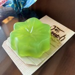 嘯月 - 「青もみじ」スルッと食べやすいくず餅の中に薄緑の餡