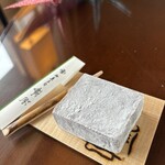 嘯月 - 「くず焼き」くず餅を四角く整形して焼いたもの。粉だらけになるので食べる時注意。