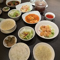 廣東料理 民生 ヒルトンプラザウエスト店 - サラダもつく