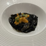 ピッツェリア エ オステリア パドリーノ - 中間皿2、シェフのスペシャリテ　イカ墨パスタにウニ乗せ