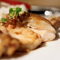 キハチ 青山本店 - 岩手県産菜彩鶏のステーキごはん スパイシーオリエンタルソース