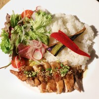 キハチ 青山本店 - 岩手県産菜彩鶏のステーキごはん スパイシーオリエンタルソース