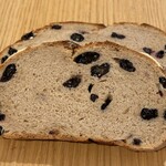 ブランジェリー ラ・フォンティヌ・ドゥ・ルルド - 大きなレーズンのパン（カット）