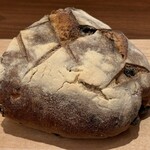 ブランジェリー ラ・フォンティヌ・ドゥ・ルルド - 大きなレーズンのパン