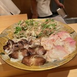 割烹 室井 - 火入れ前の鳥貝と生姜