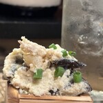 炙り·蒸しもん とさかもん - 「キクラゲと豚バラのオイスターソースのポテトサラダ」550円。