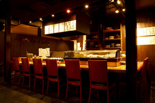 Robatasushihotaru - ショーケースに並ぶ厳選素材と料理人の手さばきが見える特等席のカウンター。