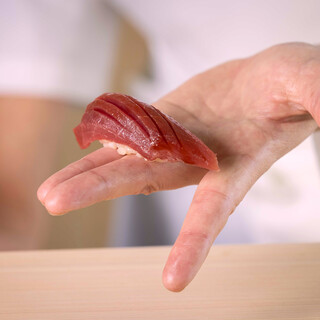 精選食材搭配握壽司與季節佳品的套餐