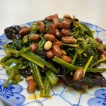 久福全猪館 - ほうれん草、ピーナッツ炒め、パクチー入り、不思議とピーナッツがほうれん草、パクチーにあってめちゃうま