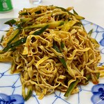 久福全猪館 - 豆腐の様な焼きそば風な料理、豆腐の麺？とタレが美味い。リピ確実