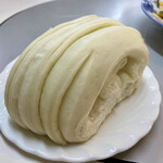 久福全猪館 - 肉まんの具無しみたいなパン、地味に甘くて美味い