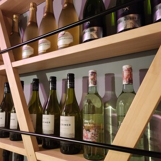グラスからボトルまで多種多様なソムリエ厳選ワインを堪能