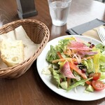 TWELVE ON THE PARK BAR & GRILL - セットのフォカッチャとサラダ