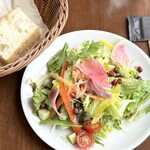 TWELVE ON THE PARK BAR & GRILL - セットのフォカッチャとサラダ