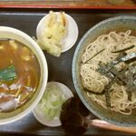 大谷家 - 正面上の小皿は　新玉ねぎのかき揚げ天