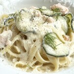 TWELVE ON THE PARK BAR & GRILL - サーモンとズッキーニのレモンクリームフェットチーネ