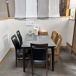 千歳屋 - 14:00の店内テーブル席　