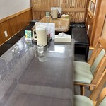 千歳屋 - 14:00の店内 テーブル席　壁から作り付けの長椅子　椅子の下にライダー用のヘルメットや小物入れが有るのはなんと有り難い限り、大将の優しさ