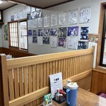 千歳屋 - 14:00の店内　著名人のサイン色紙と写真が飾ってある！