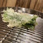 てんぷら 下村 - インゲンは大葉に巻かれて香り高く